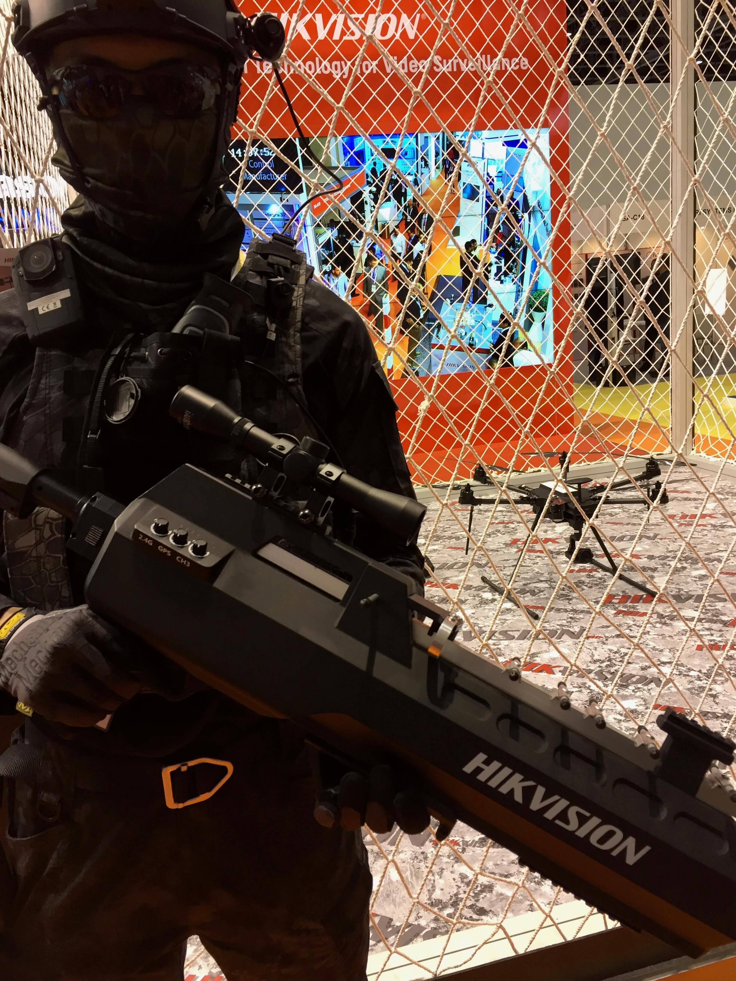 Hikvision kendi stand alanına bir drone zone yapmıştı. Drone avcı tüfeği ve mobil DVR ile donatılmış "Hikvision Askeri" ilgi çekiciydi