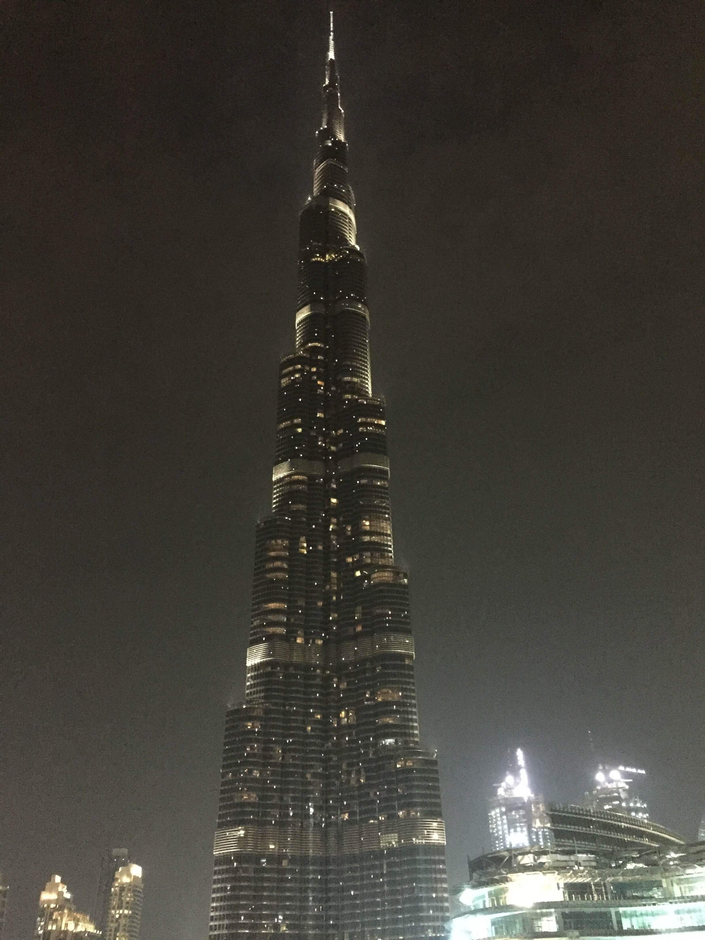 Burj Khalifa: Tam 818mt... Yüksekliğini anlamak için yanındaki diğer gökdelenlerin uzunluğu ile kıyaslayın...